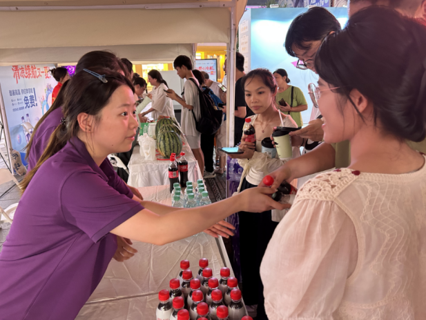 市民开心地用空瓶换水。