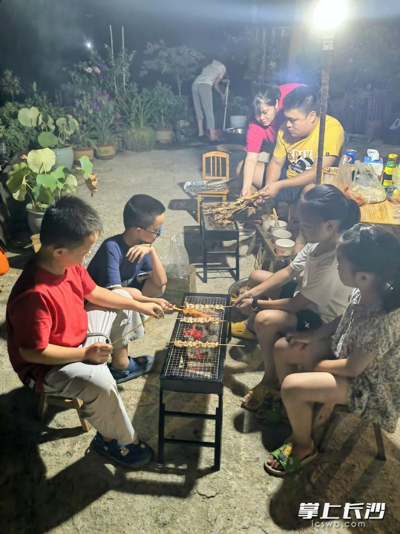 夜晚，小客人“大沩云宿”民宿搞烧烤。