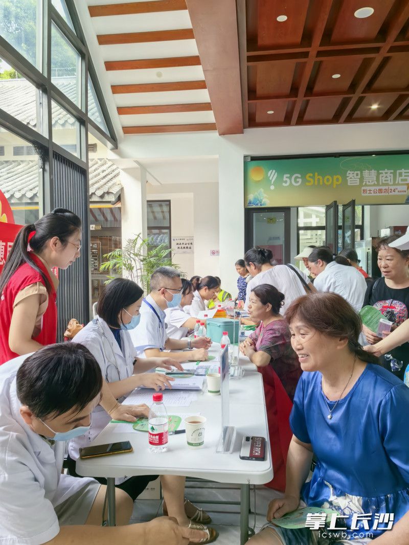 为逛公园的市民义诊。