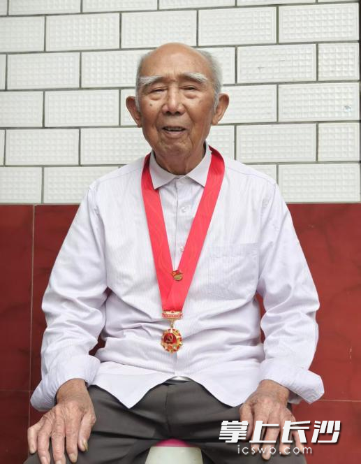 高赞勋老人生前荣获“光荣在党50年”纪念章。均为通讯员 喻灿文 唐婧 摄影报道