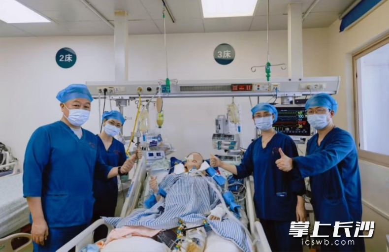 高空坠落女子经过50余天的救治，在中南大学湘雅三医院重症医学科病房恢复神志。通讯员供图