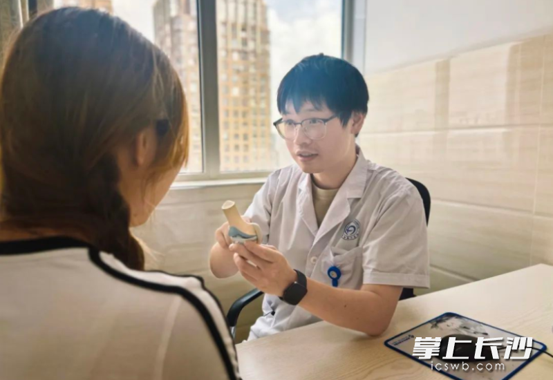 关节外科的医生在向年轻患者解释关节遇冷刺激后发生的变化。通讯员供图
