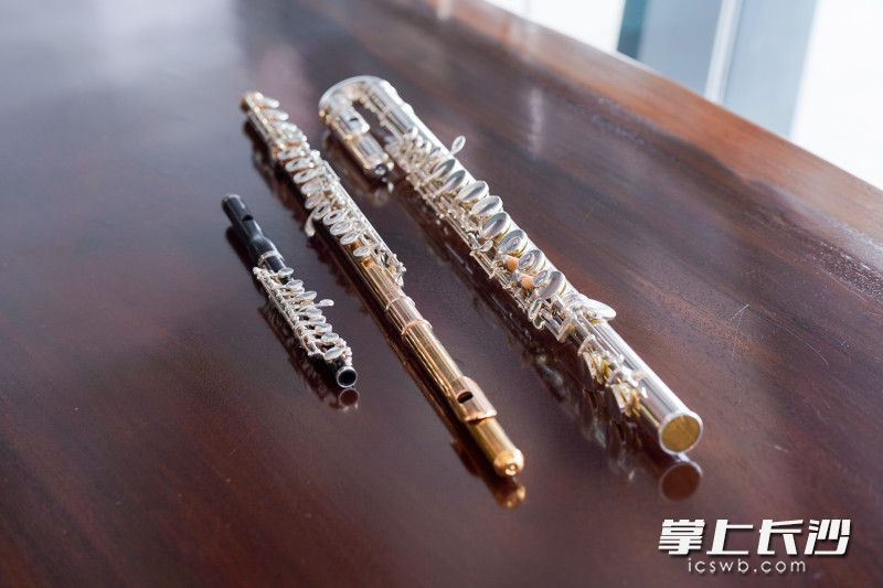 从左至右分别为短笛、长笛、中音长笛。