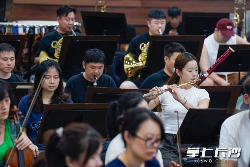 这个火热的夏天，马星云在与长沙交响乐团的小伙伴努力排练。