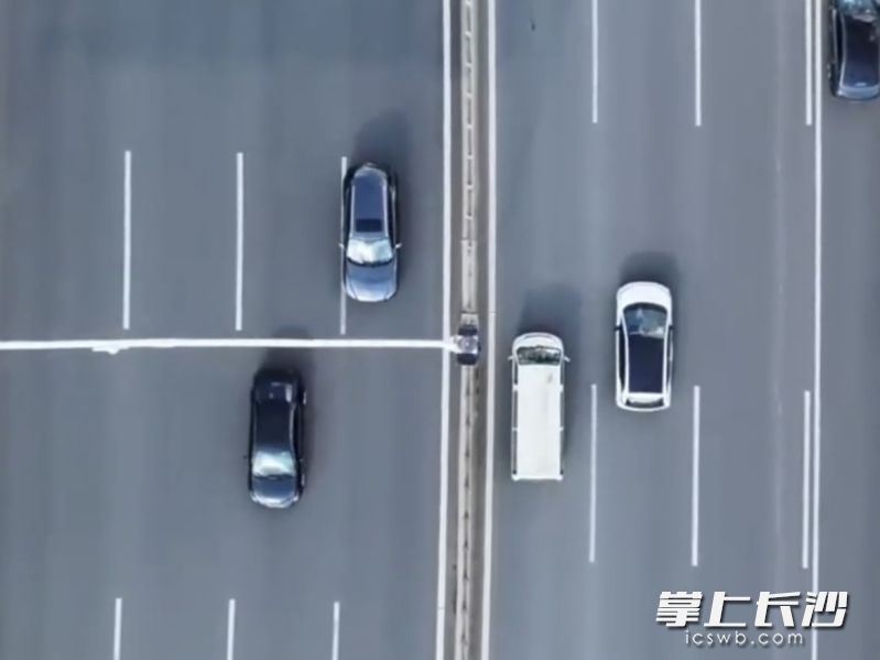 无人机可以无死角拍摄事故现场。 视频截图