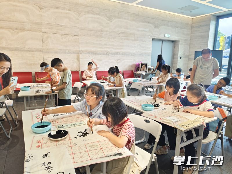 孩子们认真书写。