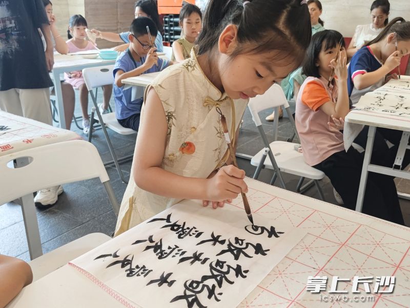 书法写作环节。均为长沙晚报全媒体记者 肖舞 摄