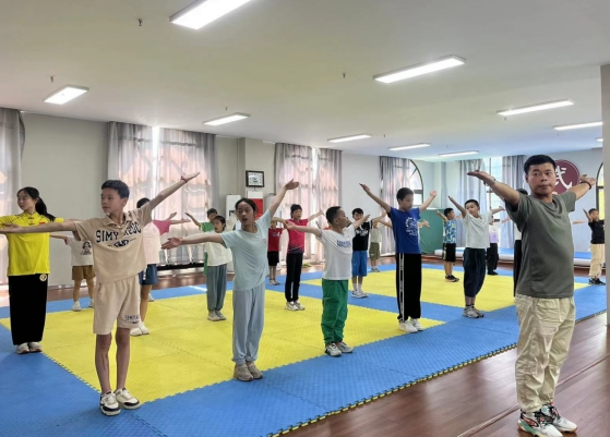 湘郡社区孩子们在上武术课。