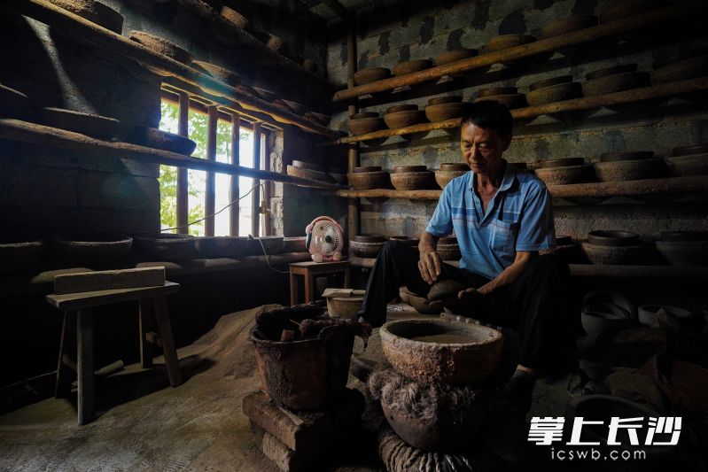 年逾花甲，从业40余载的李守平正在手工制造砂罐。均为长沙晚报全媒体记者 易亿摄