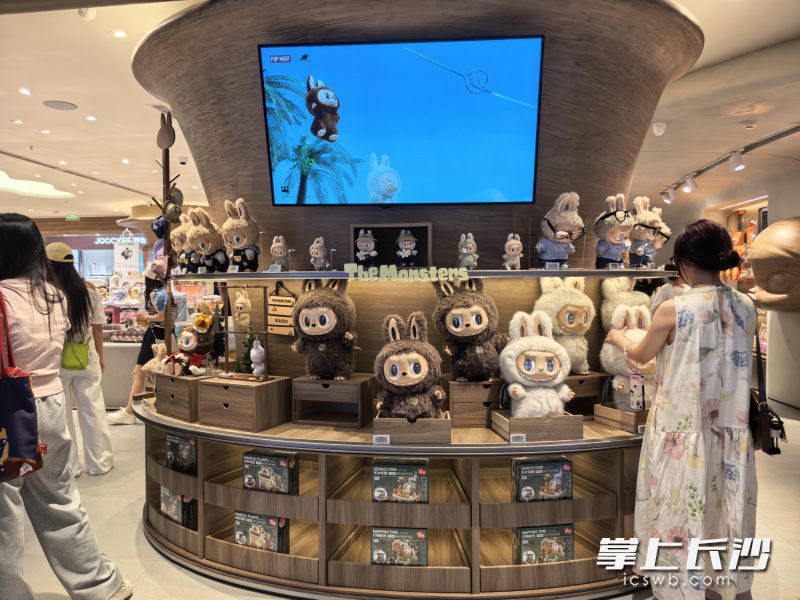泡泡玛特门店里的Labubu公仔很是惹眼。