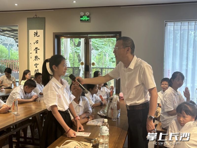 天心阁管理处文旅科沙伟讲解长沙历史，与现场学员互动。