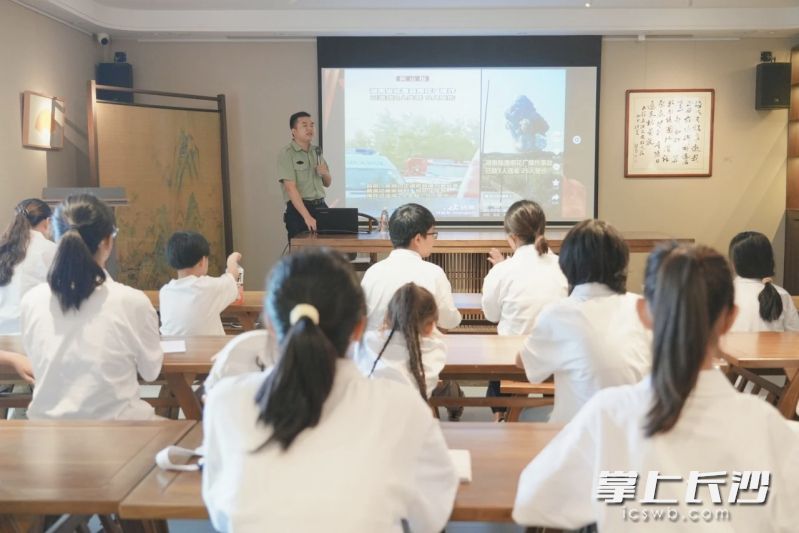 消防部门专业教官授课。