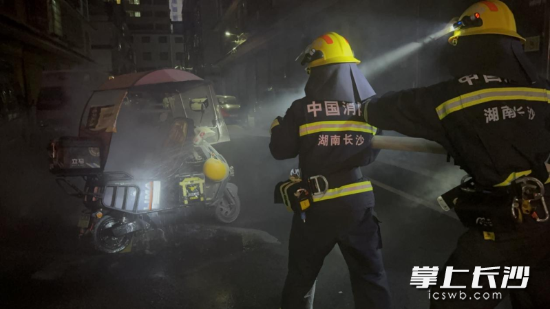 消防员正在灭火。 长沙晚报通讯员 熊方圆 供图 消防员正在灭火。 长沙晚报通讯员 熊方圆 供图