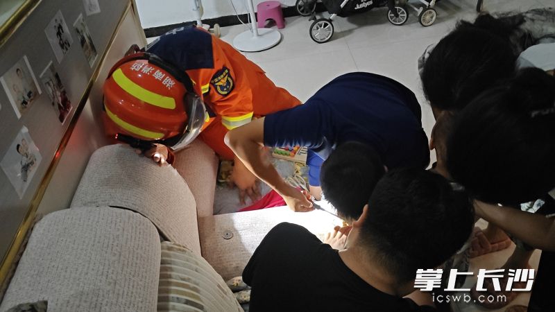 消防员在救援中。 长沙晚报通讯员 龙伟杰 供图