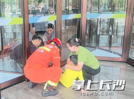 小孩脚被酒店旋转门卡住，消防及时救援。 长沙晚报通讯员 熊方圆 供图