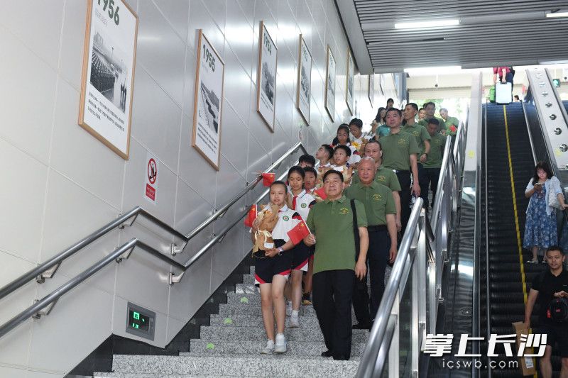 8月1日上午，在长沙地铁四方坪·双拥站，一场特殊的“八一建军节”主题活动温情上演。 均为长沙晚报全媒体记者王志伟摄