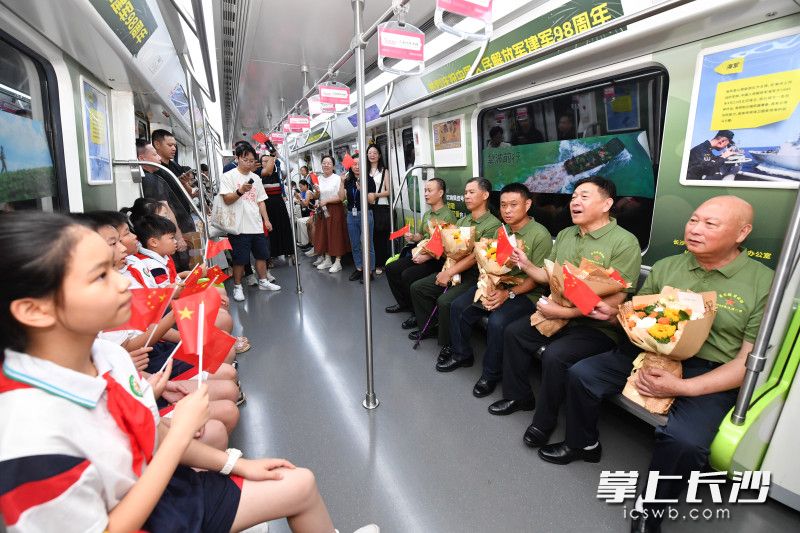 今日上午，长沙地铁四方坪·双拥站，“退役军人集结号”主题列车在长沙地铁3号线正式始发。