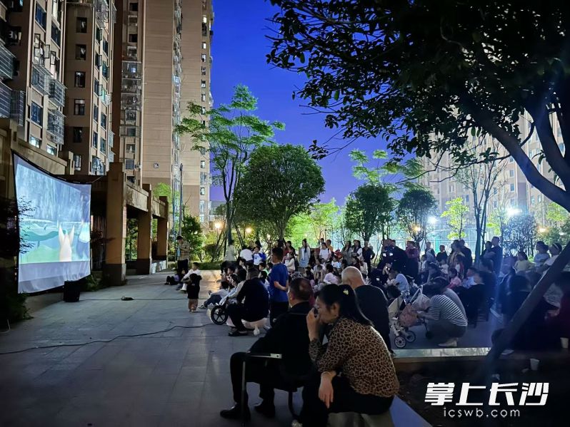 社区引入资源“送戏下乡”不断满足居民文化生活需求。 社区引入资源“送戏下乡”不断满足居民文化生活需求。