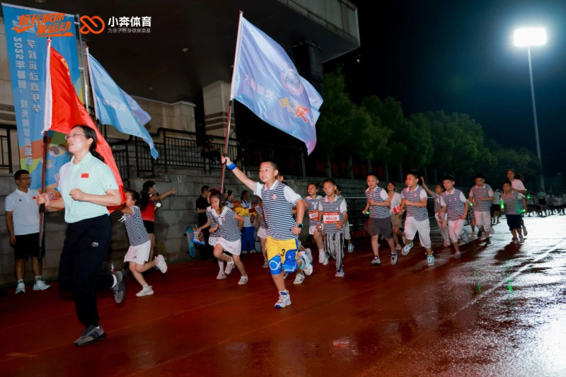 7月26日雨夜，学生们在长沙实验中学操场上冒雨奔跑。活动主办方供图
