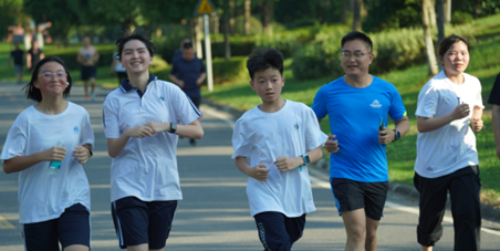 长沙麓山外国语实验中学校长张辉（右二）带着孩子们跑步。照片由学校提供