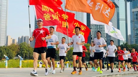 周南梅溪湖小学的“跑团”们。