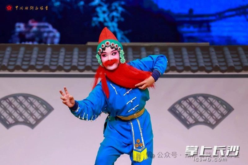 祁剧《女盗》中，唐思儀饰梅氏。