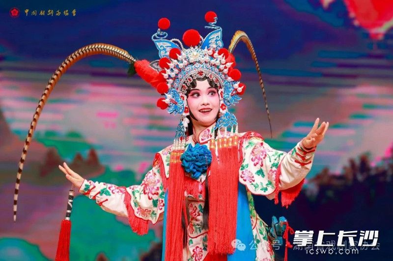 湘剧《改容战父》中，孙紫悦饰万香友。