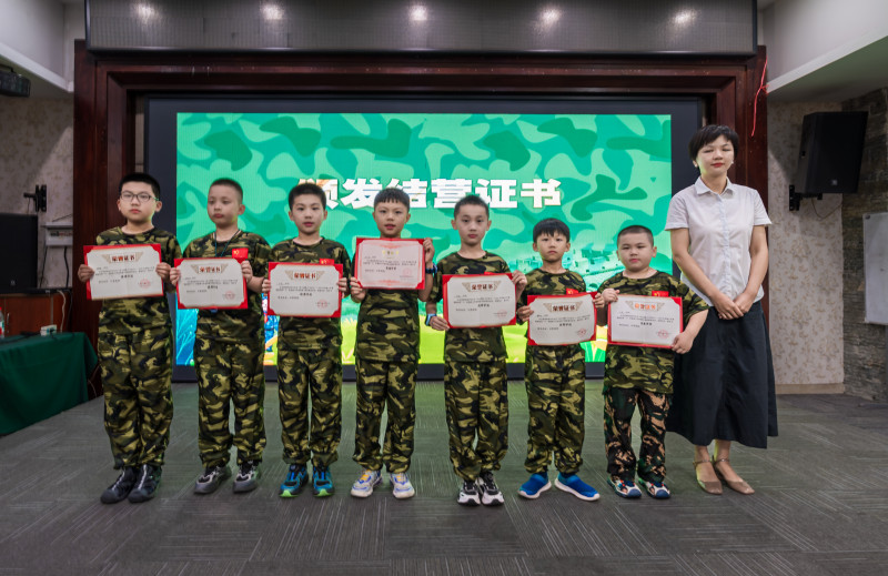 为参训学员颁发结业证书