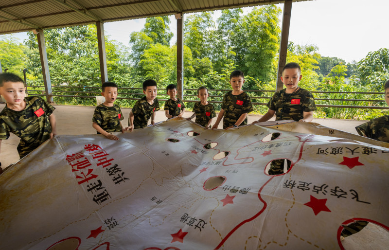 趣味团队拓展登场。“重走长征路”等项目让基地充满欢腾。