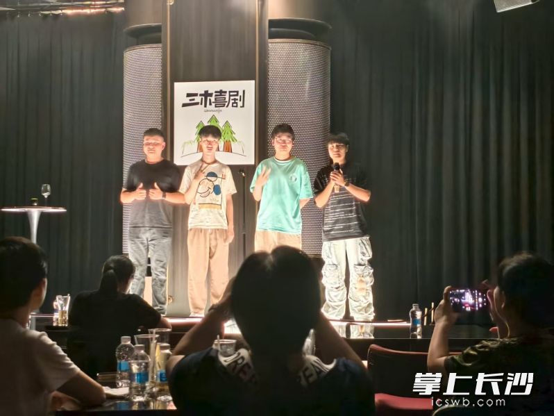 演员登场谢幕