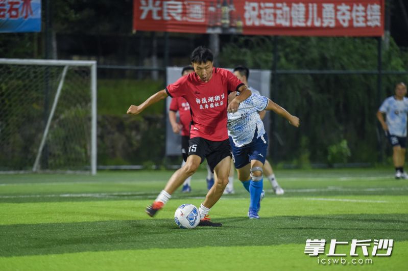 球员们在比赛中。