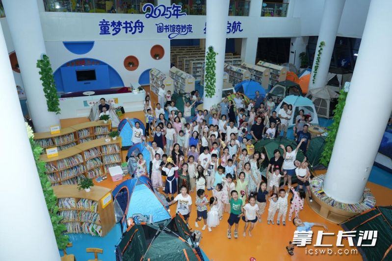 小朋友夜宿图书馆。