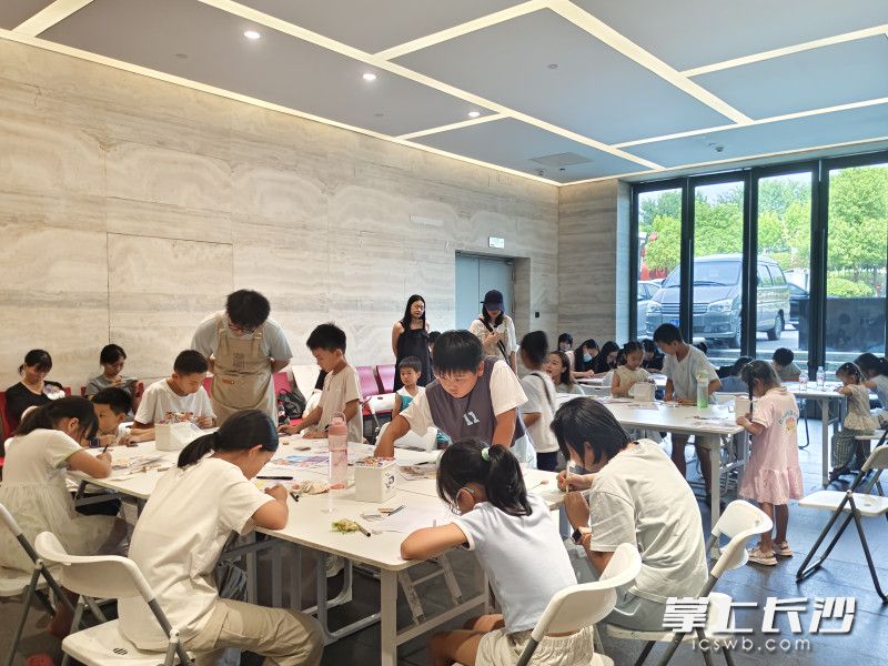 “DIY自制冰箱贴”公教活动开启，20组家庭共赴创意之旅。  均为长沙晚报全媒体记者肖舞 实习生肖惠馨摄