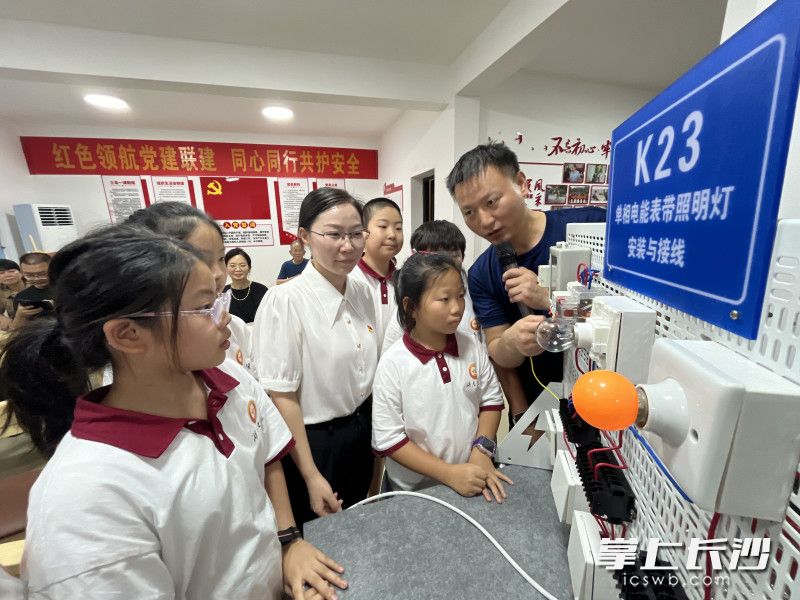孩子们在基地进行沉浸式实践体验。