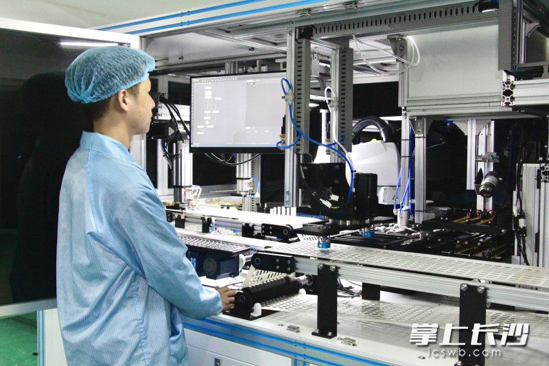 工作人员在进行电池片全自动检测。