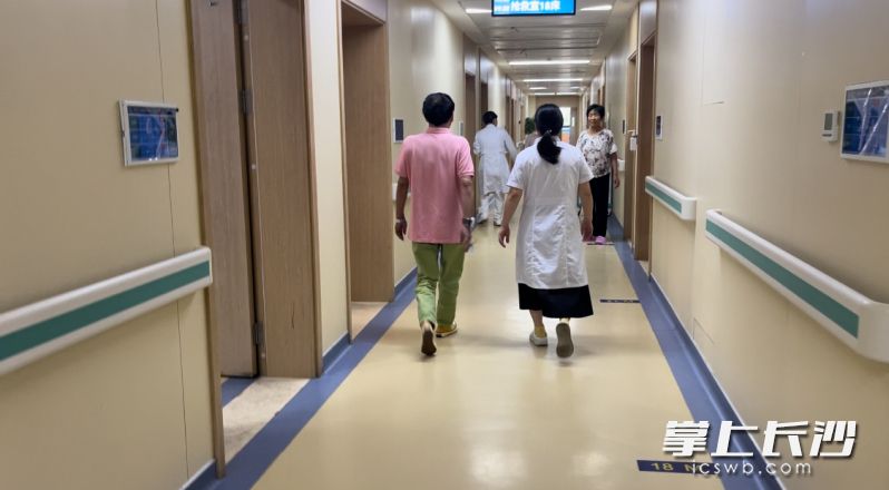 王先生在进行六分钟步行试验评估。 均为长沙晚报通讯员彭艳萍供图