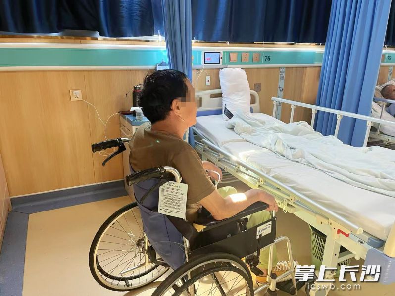 入院时，患者王先生只能依靠轮椅行动。