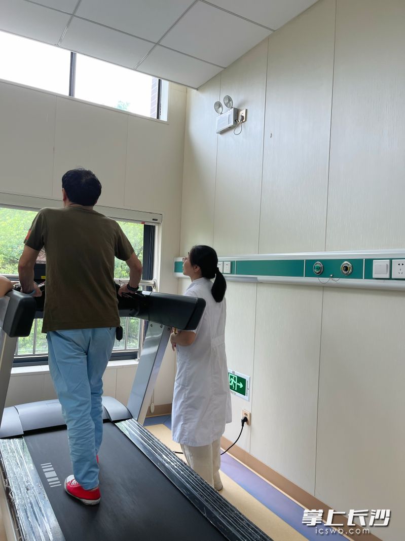 王先生在医护人员的指导下进行康复训练。