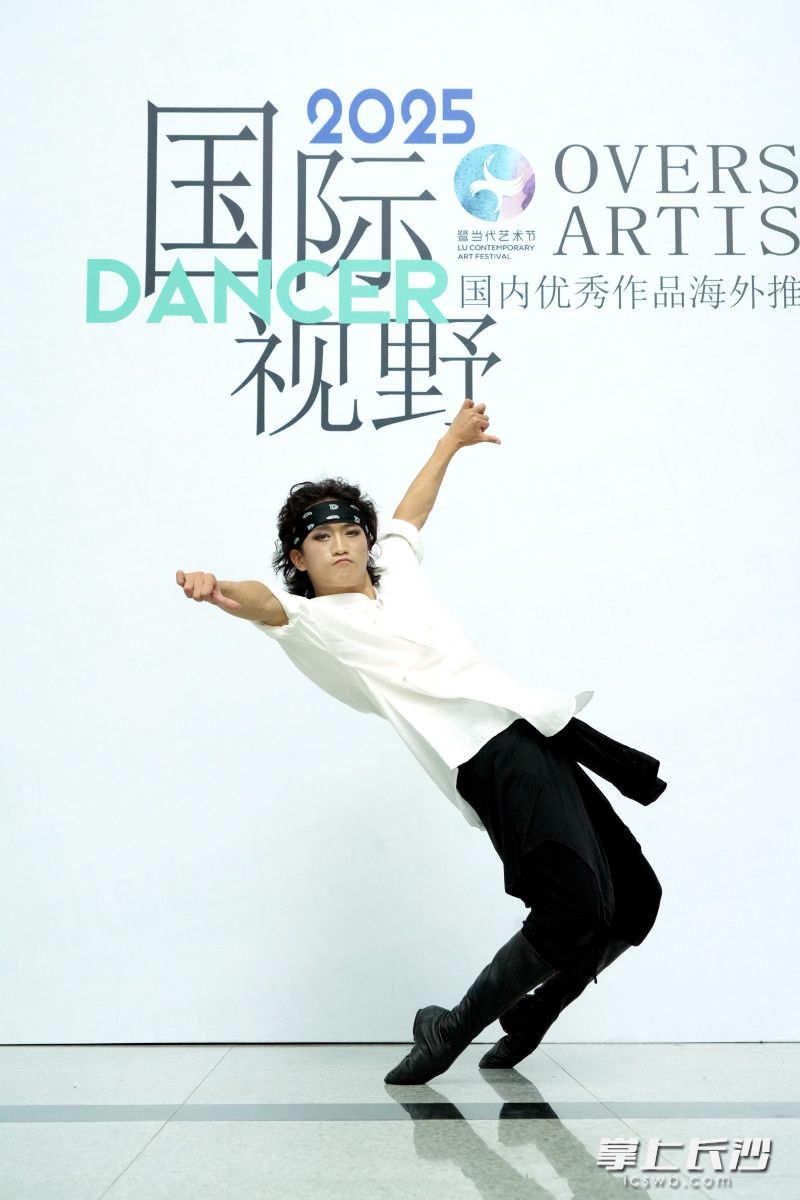 舞者表演。 舞者表演。