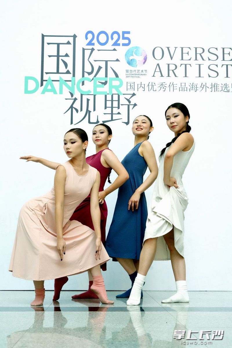 舞者一起拍照留念。 舞者一起拍照留念。