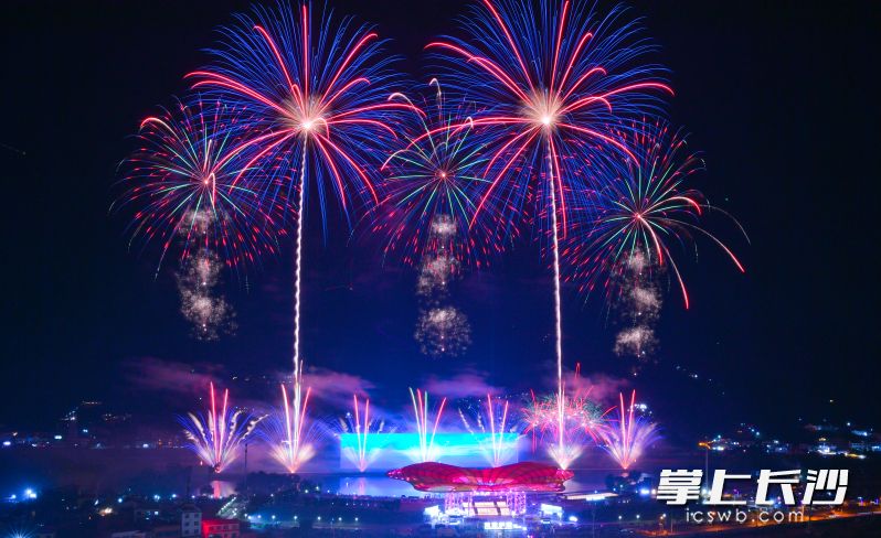 8月2日晚，“浏花之夜·盛夏的梦想”周末焰火秀在浏阳天空剧院上演。浏发集团供图