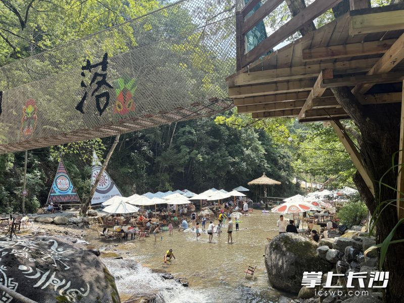 8月1日，都市白领林女士和好友自驾来到浏阳市张坊镇溪谷部落，享受亲近自然的乐趣。受访者供图