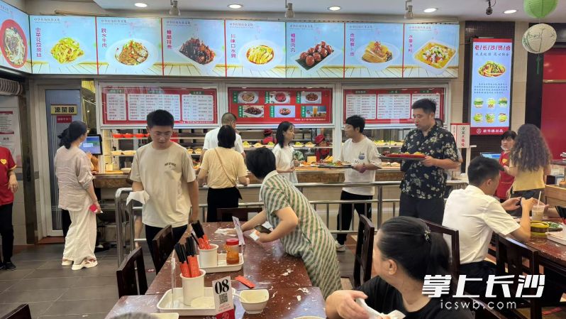 8月2日13点，长沙新华楼东塘店里，长沙话、普通话、粤语交织成热闹的市井交响曲。长沙晚报全媒体记者 佘倩文 摄