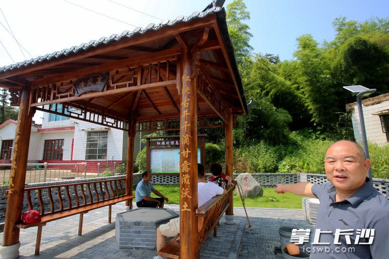 红旗村党总支书记易胜军讲述修复古井的故事。