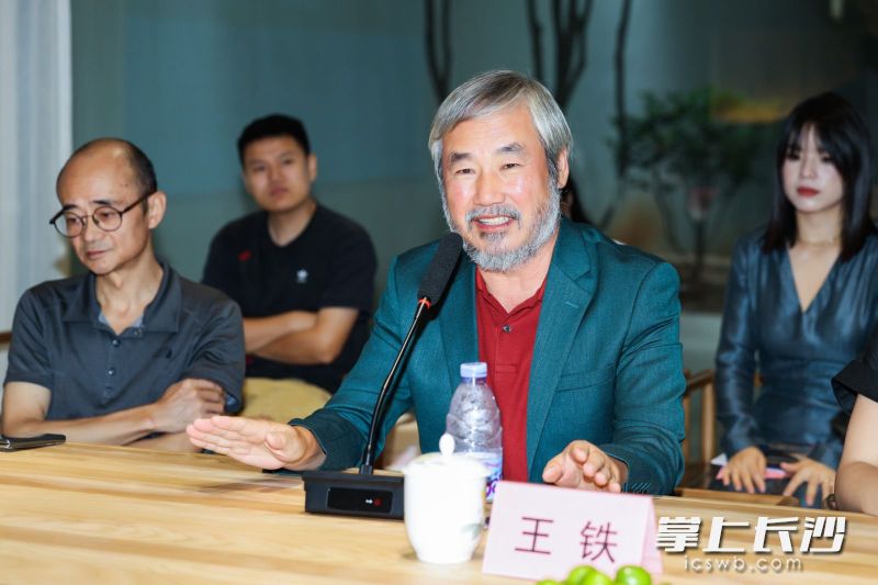 中央美术学院教授王铁对李楚智画作给予高度评价。
