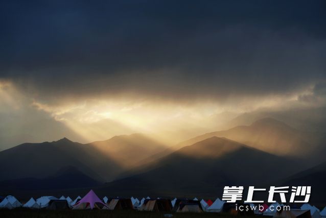 高温天气将影响交通、健康等方面，外出旅行需谨慎驾驶。