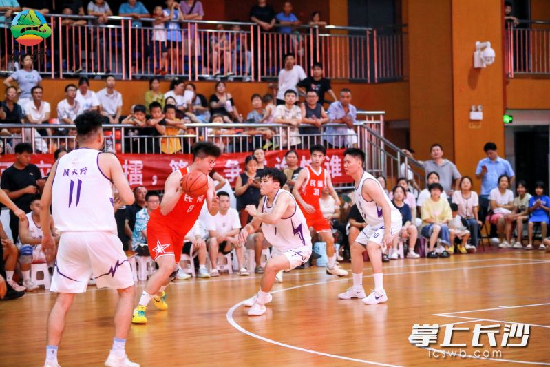 球员们用汗水诠释了“更高、更快、更强、更团结”的体育精神。
