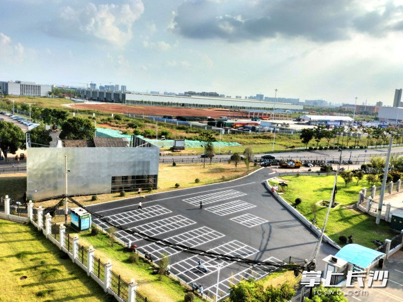 黄花镇将漓湘东路与黄花大道交叉口北侧闲置空地改建为停车场，区域面貌焕然一新。黄花镇供图