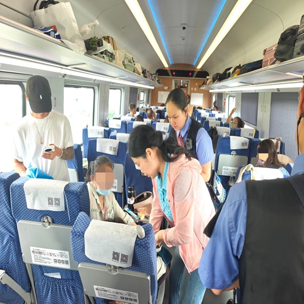 汪婷婷正在救治患病旅客。医院供图