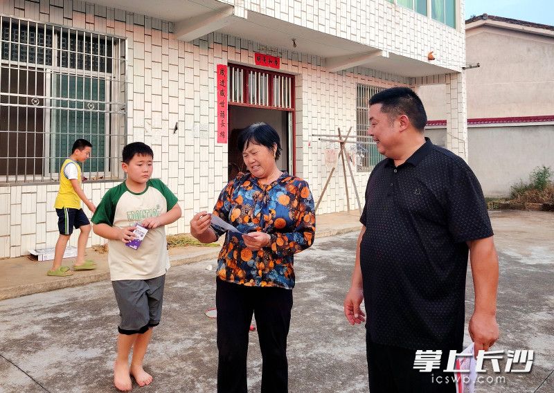 一名邻长（右一）在入户宣传。 均为通讯员供图